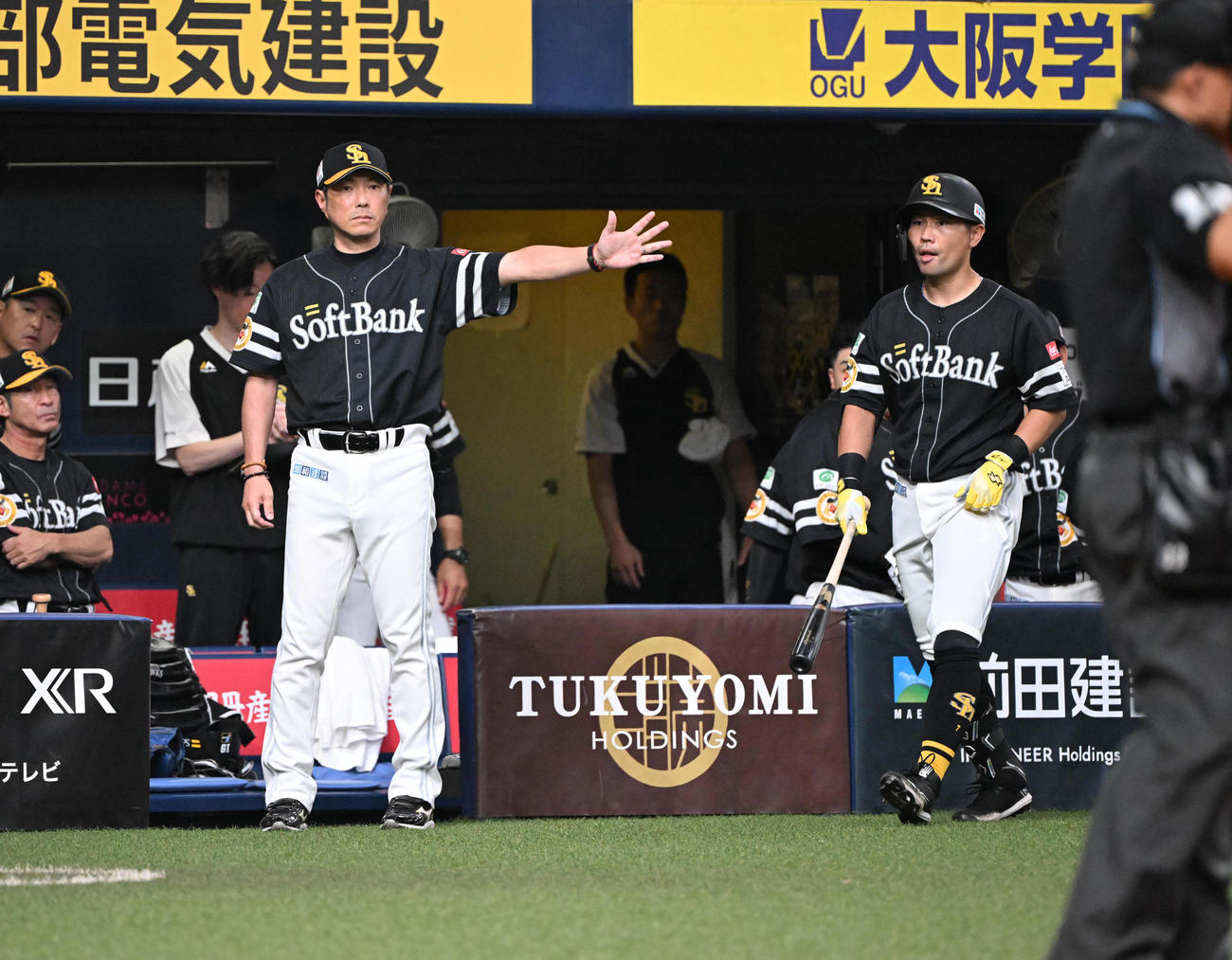 オリックス対ソフトバンク　12回表ソフトバンク1死一、二塁、代打中村晃を告げる小久保監督（撮影・和賀正仁）