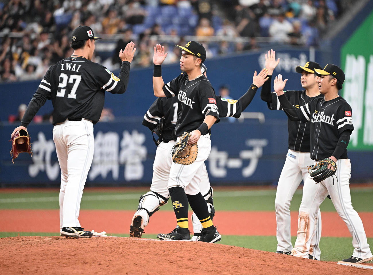 オリックス対ソフトバンク　オリックスに勝利しタッチを交わす中村晃らソフトバンクナイン（撮影・和賀正仁）