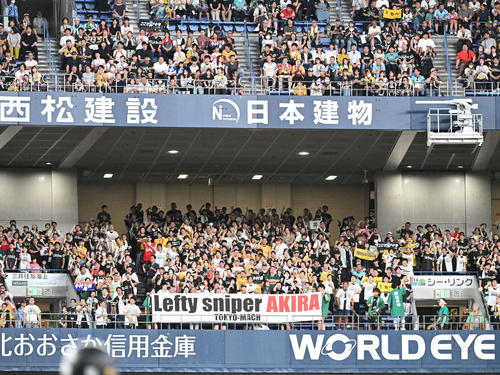オリックス対ソフトバンク　12回表ソフトバンク1死一、二塁、代打で出場した中村晃を応援するファン（撮影・和賀正仁）