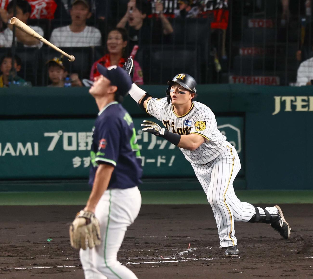阪神対ヤクルト　2回裏阪神1死、前川は2者連続の右越えソロ本塁打を放つ（撮影・上田博志）