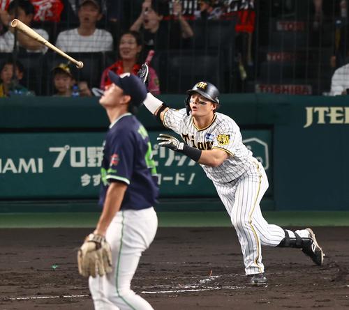 阪神対ヤクルト　2回裏阪神1死、前川は2者連続の右越えソロ本塁打を放つ（撮影・上田博志）