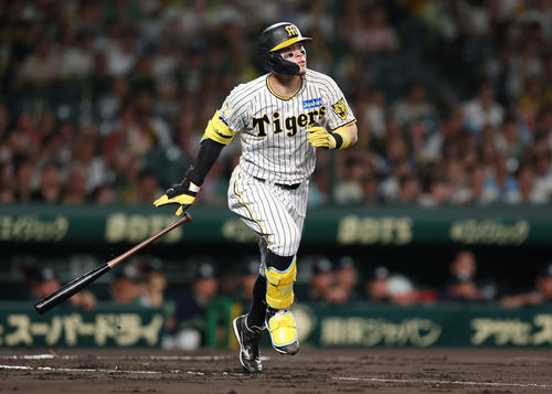 阪神対ヤクルト　2回裏阪神1死、右越えソロ本塁打を放つ佐藤輝（撮影・前田充）