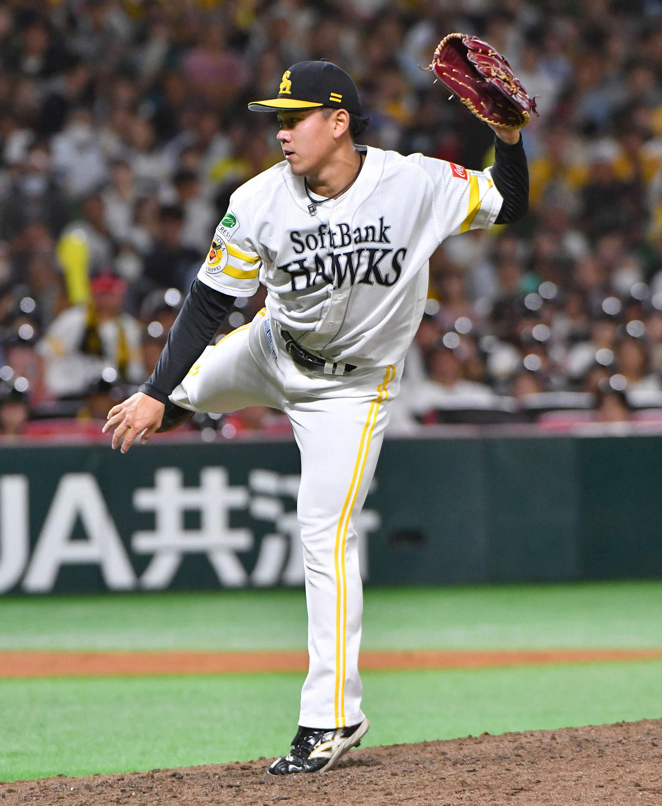ソフトバンク対日本ハム　6回表日本ハム2死一塁から登板した、ソフトバンク2番手の岩井（撮影・岩下翔太）