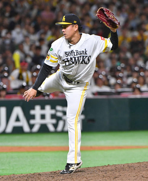 ソフトバンク対日本ハム　6回表日本ハム2死一塁から登板した、ソフトバンク2番手の岩井（撮影・岩下翔太）