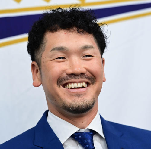 引退会見を行い、笑顔を見せるオリックスTー岡田（2024年9月10日撮影）