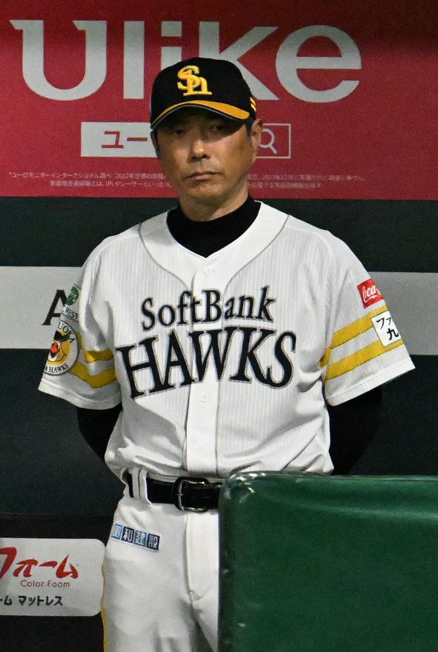 ソフトバンク対日本ハム　5回裏、試合を見守る小久保監督（撮影・林敢治）