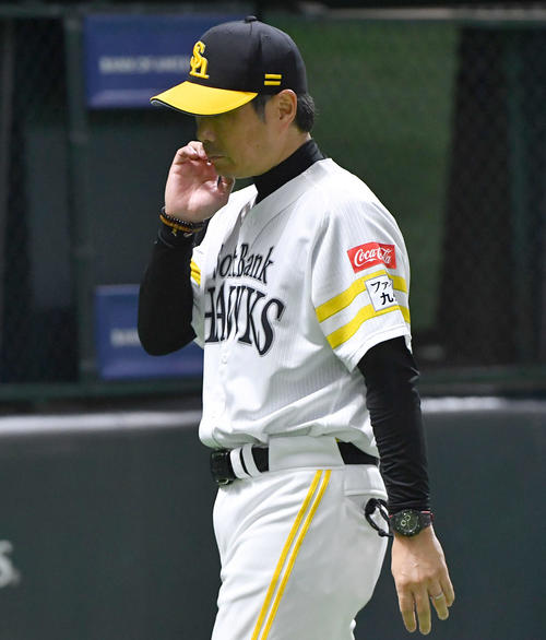ソフトバンク対日本ハム　7回裏終了後、投手の交代を告げた小久保監督は厳しい表情でベンチへ戻る（撮影・岩下翔太）