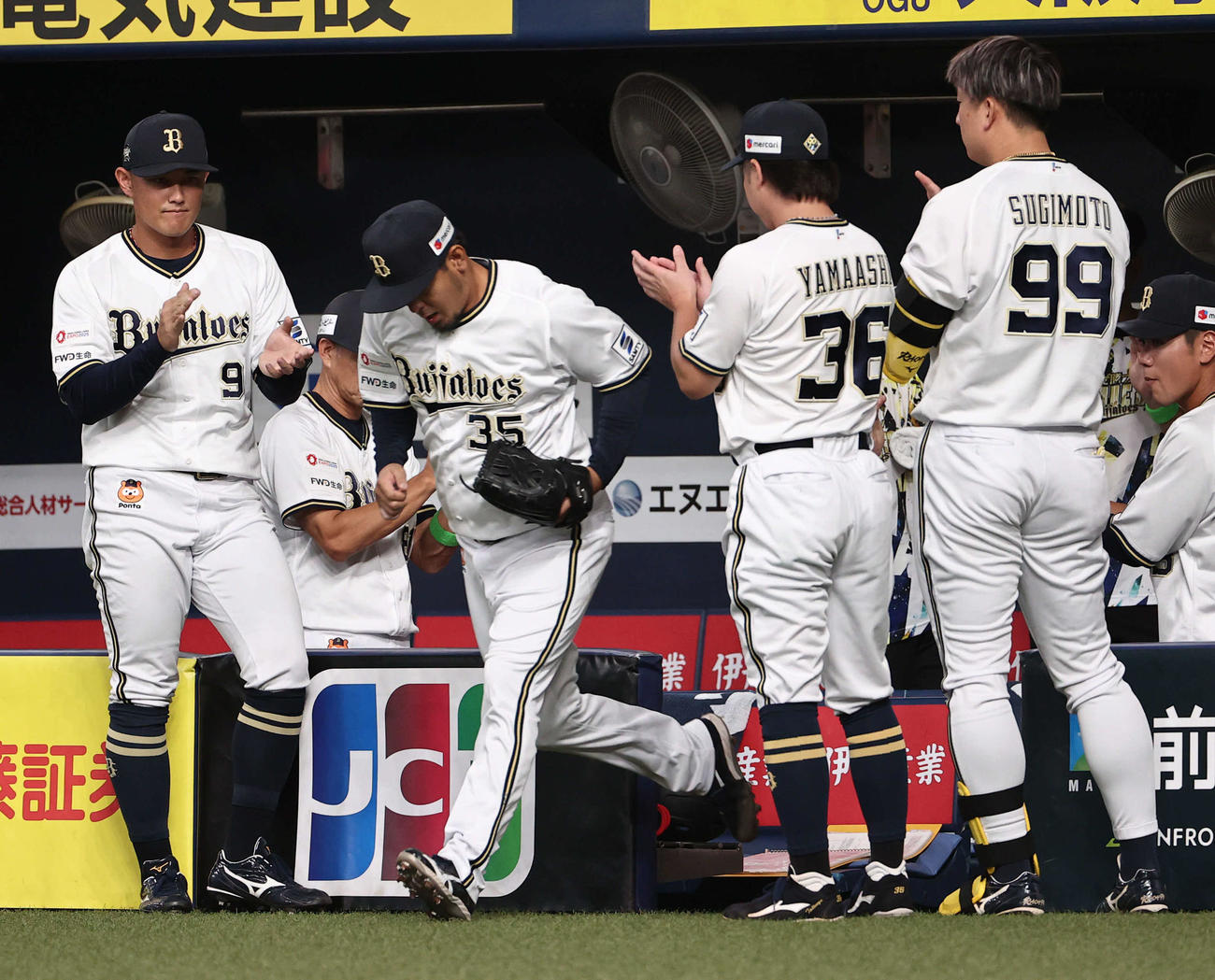 オリックス対ソフトバンク　8回表ソフトバンク2死二塁の場面で登板したオリックス比嘉（左から2人目）はナインの拍手に送られマウンドに向かう（2024年9月16日撮影）
