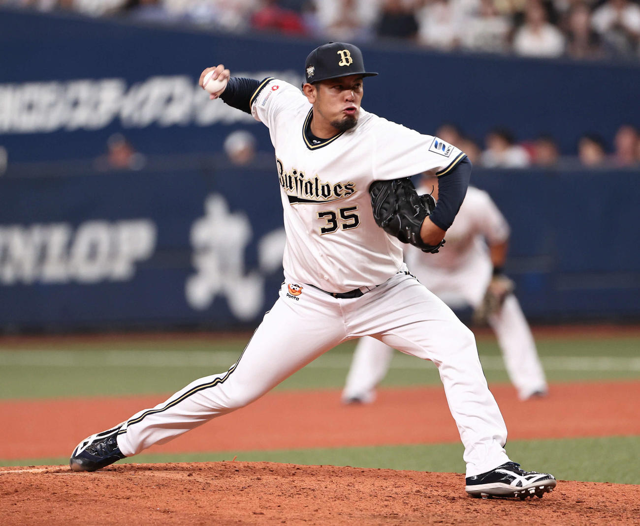 オリックス対ソフトバンク　8回表ソフトバンク2死二塁の場面で登板したオリックス比嘉（2024年9月16日撮影）
