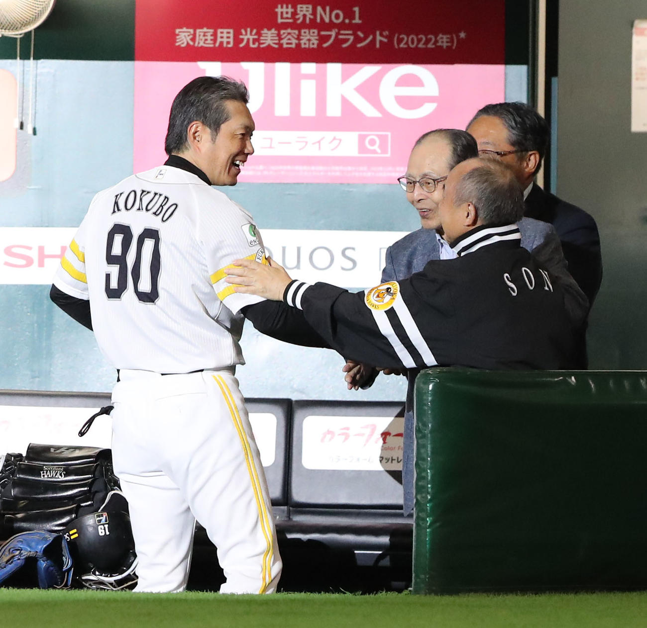 ソフトバンク対楽天　楽天にサヨナラ勝利を収め小久保裕紀監督（手前）を笑顔で出迎えるソフトバンク孫オーナーと王会長（撮影・鬼束羽瑠菜）