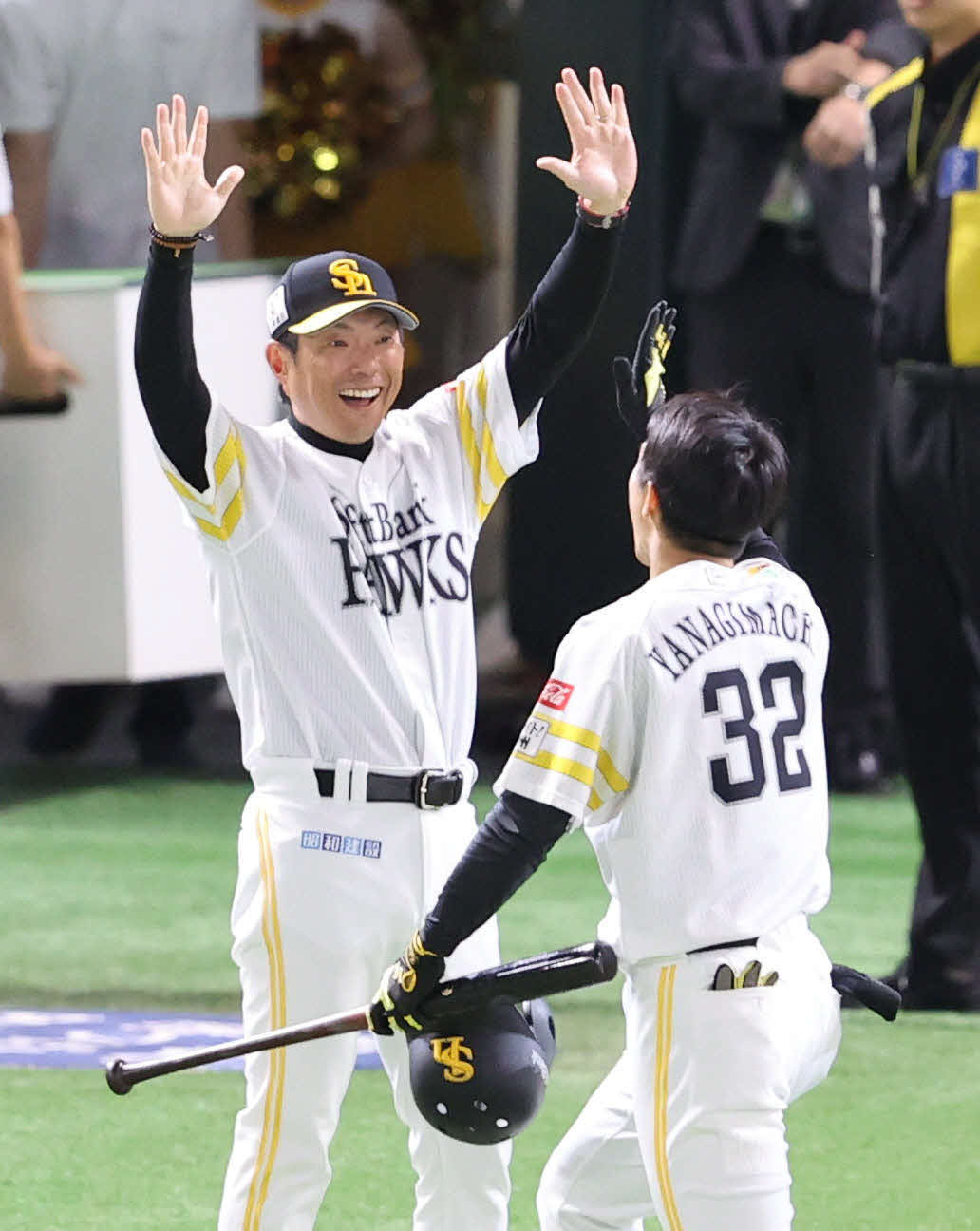 ソフトバンク対楽天　ソフトバンク小久保監督（左）はサヨナラ2点適時三塁打を放った柳町を笑顔で迎える（撮影・梅根麻紀）