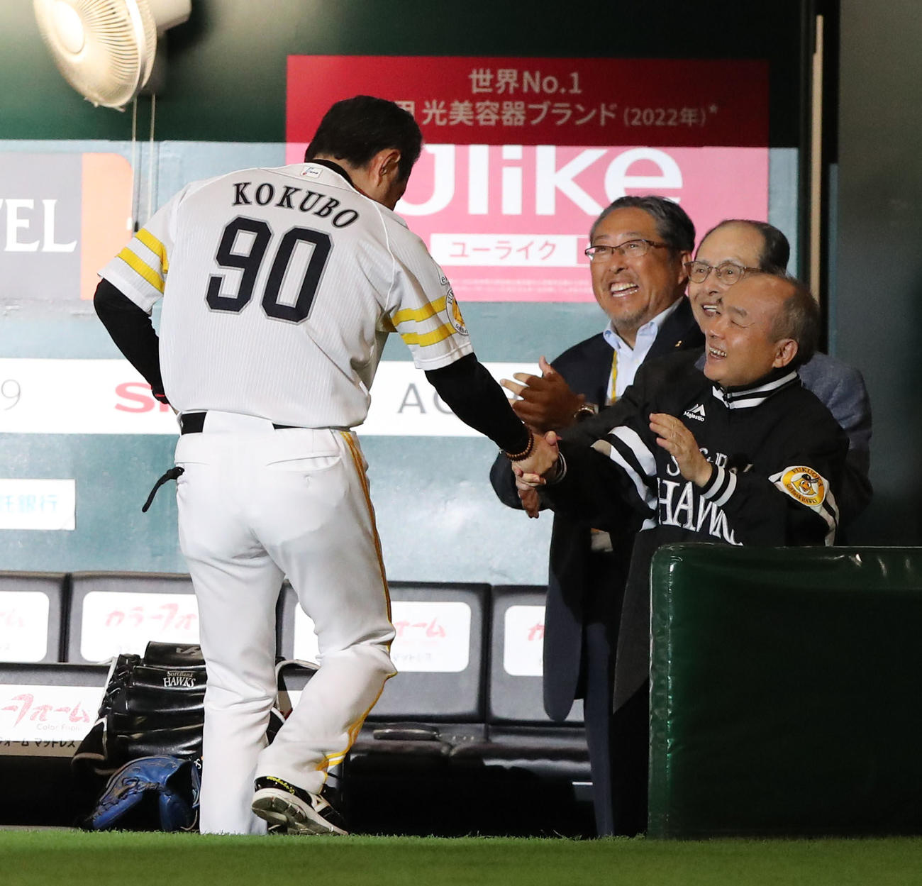 ソフトバンク対楽天　楽天にサヨナラ勝利を収め小久保裕紀監督（手前）を笑顔で出迎えるソフトバンク孫オーナーと王会長（撮影・鬼束羽瑠菜）