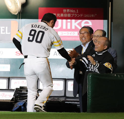 ソフトバンク対楽天　楽天にサヨナラ勝利を収め小久保裕紀監督（手前）を笑顔で出迎えるソフトバンク孫オーナーと王会長（撮影・鬼束羽瑠菜）