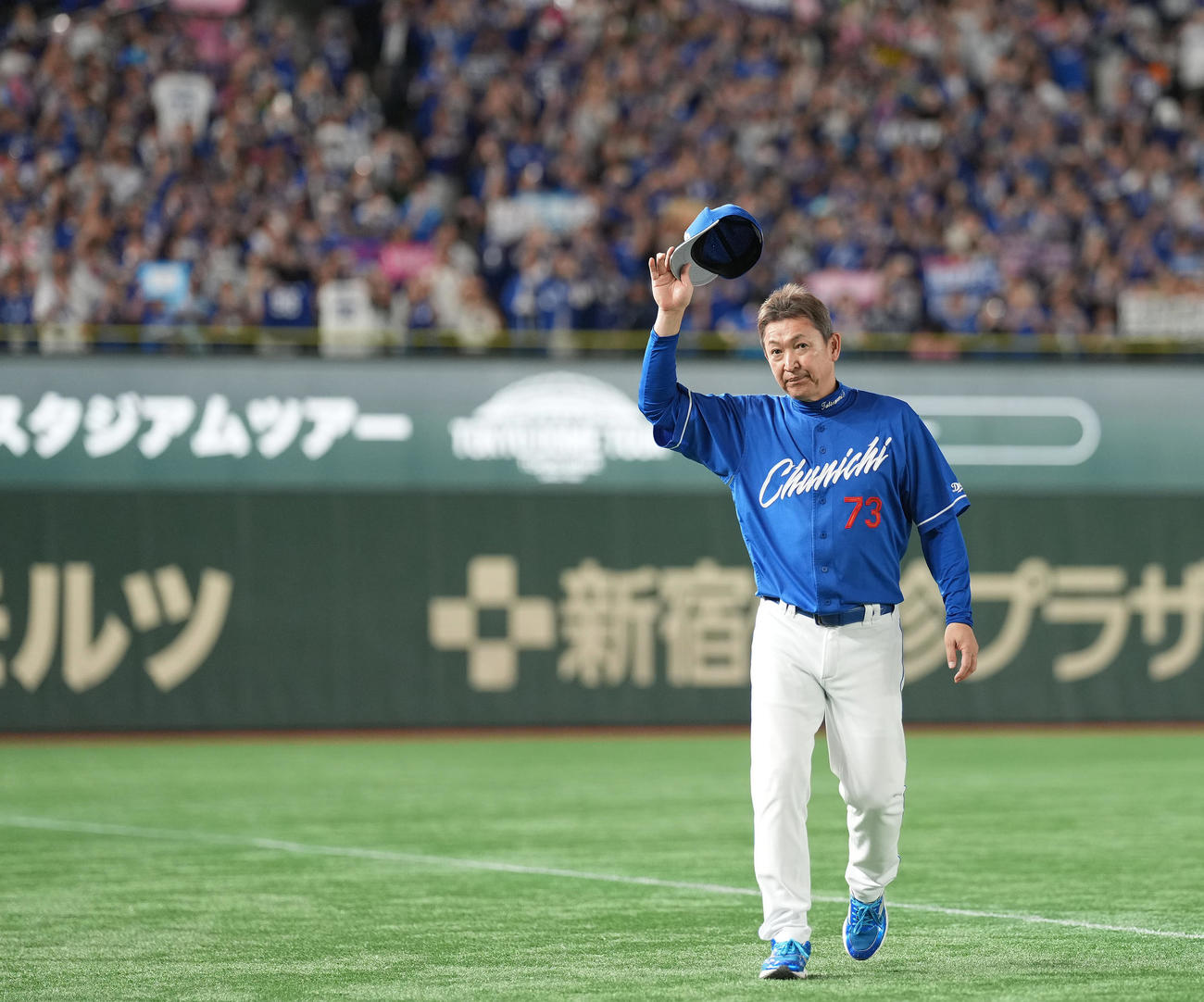 巨人対中日　東京ドームでの今季最終戦を終え、ファンの声援に応える中日立浪監督（撮影・鈴木みどり）