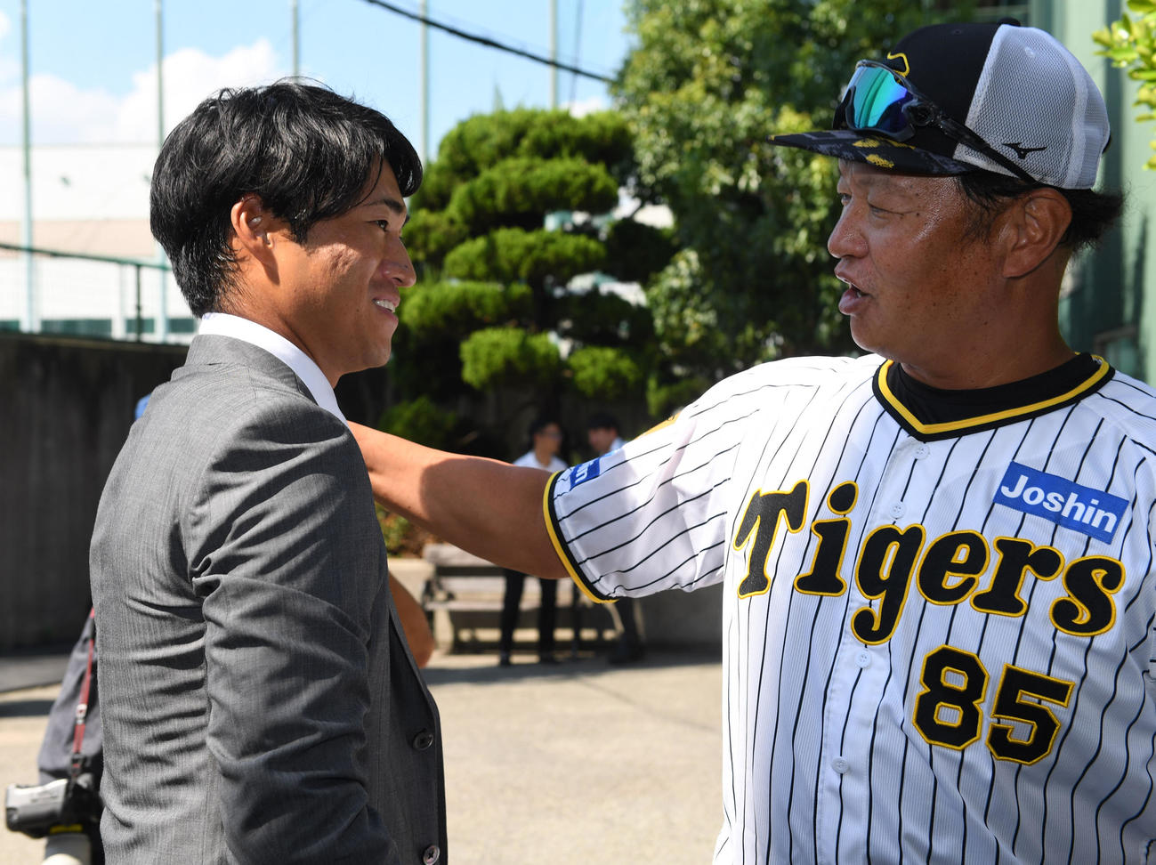 戦力外通告を受けた岩田（左）は福原投手コーチにあいさつ（撮影・前岡正明）