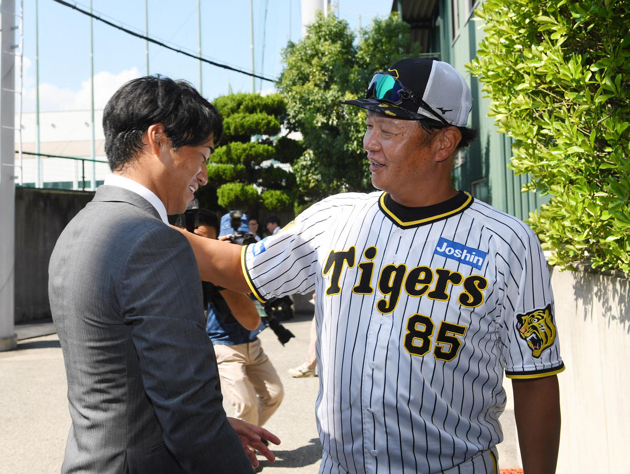 戦力外通告を受けた岩田（左）は福原投手コーチにあいさつ（撮影・前岡正明）