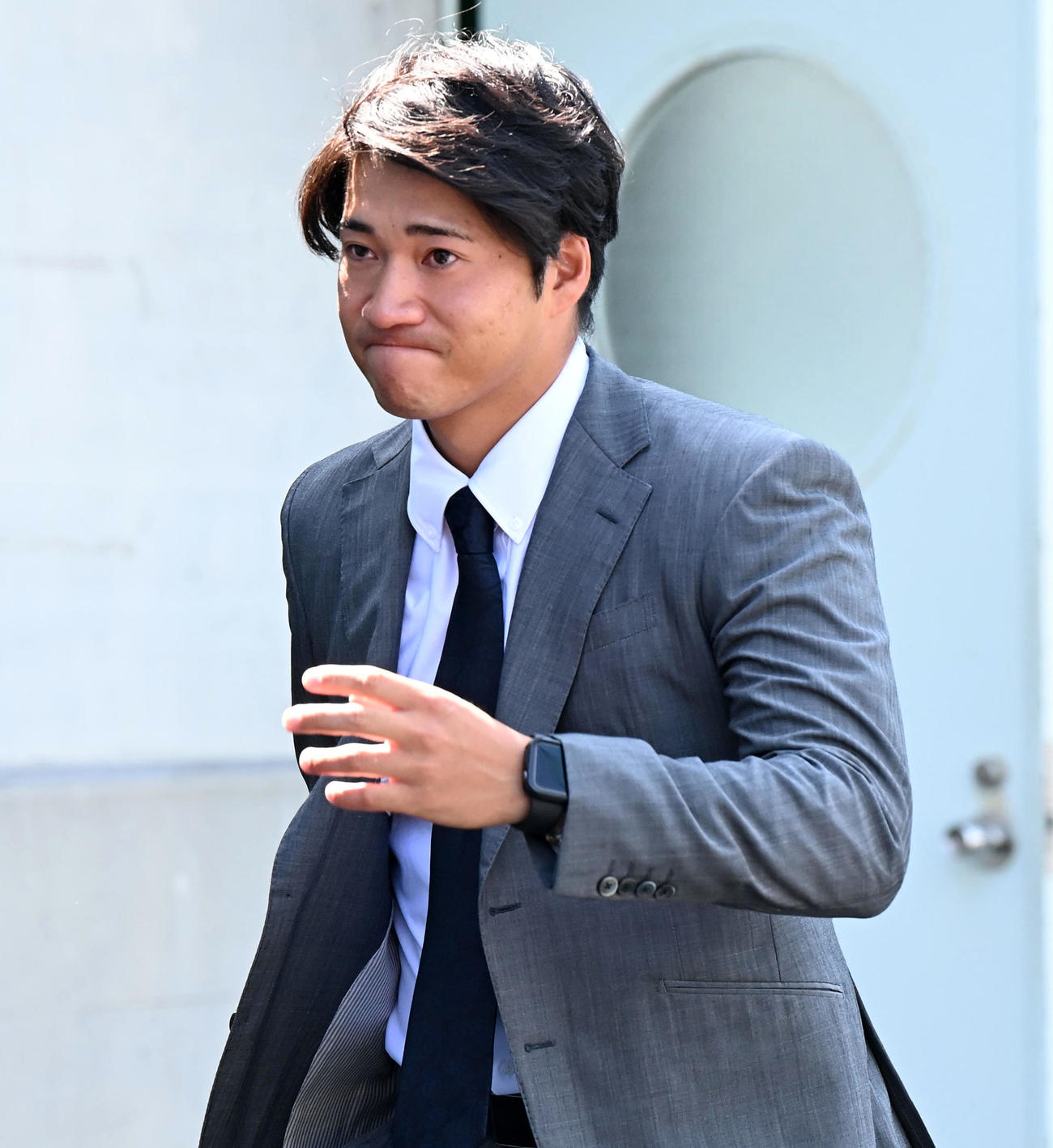 戦力外通告を受けた岩田は鳴尾浜球場を訪れる（撮影・前岡正明）