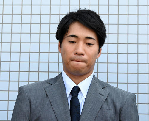戦力外通告を受けた岩田は記者の質問に答える（撮影・前岡正明）