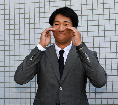戦力外通告を受けた岩田は記者の質問に答える（撮影・前岡正明）