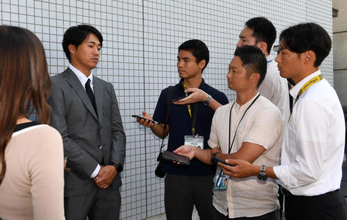 戦力外通告を受け記者の質問に答える岩田（撮影・前岡正明）