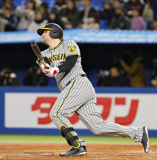 ヤクルト対阪神　2回表阪神無死一塁、ノイジーは左越えに先制の2点本塁打を放つ（2024年4月5日撮影）