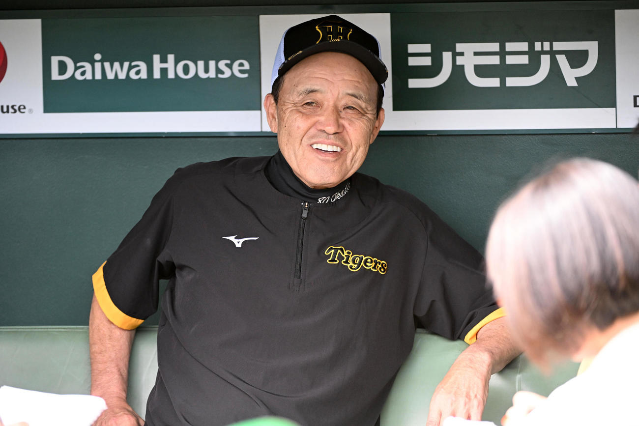 笑顔で記者と話す岡田監督（2024年10月2日）