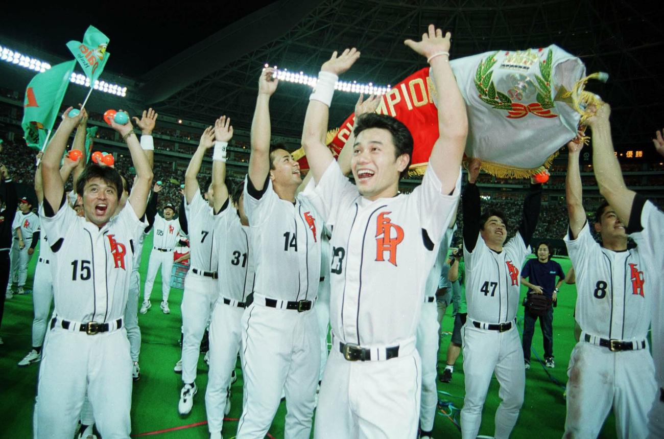 パ・リーグ優勝を決めスタンドのファンにバンザイする村松有人(中央）、藤井将雄(左）らダイエーナイン（1999年9月25日撮影）