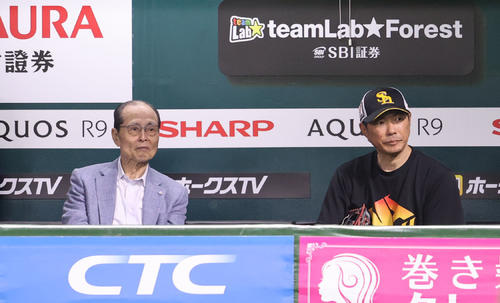 練習中にベンチで話をするソフトバンク王球団会長と小久保監督（撮影・梅根麻紀）