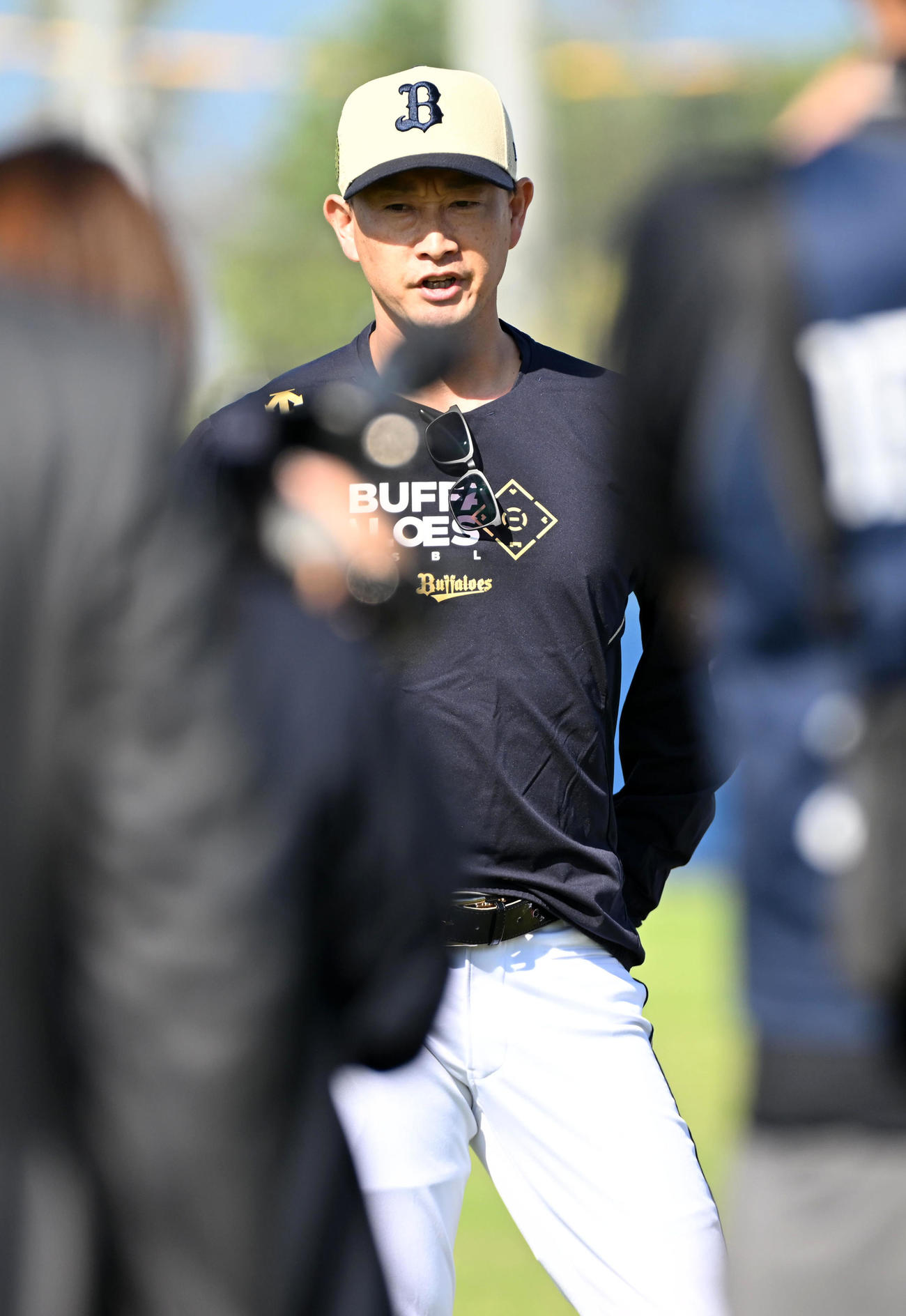 秋季練習開始前、ナインに訓示する岸田監督（2024年10月17日撮影）