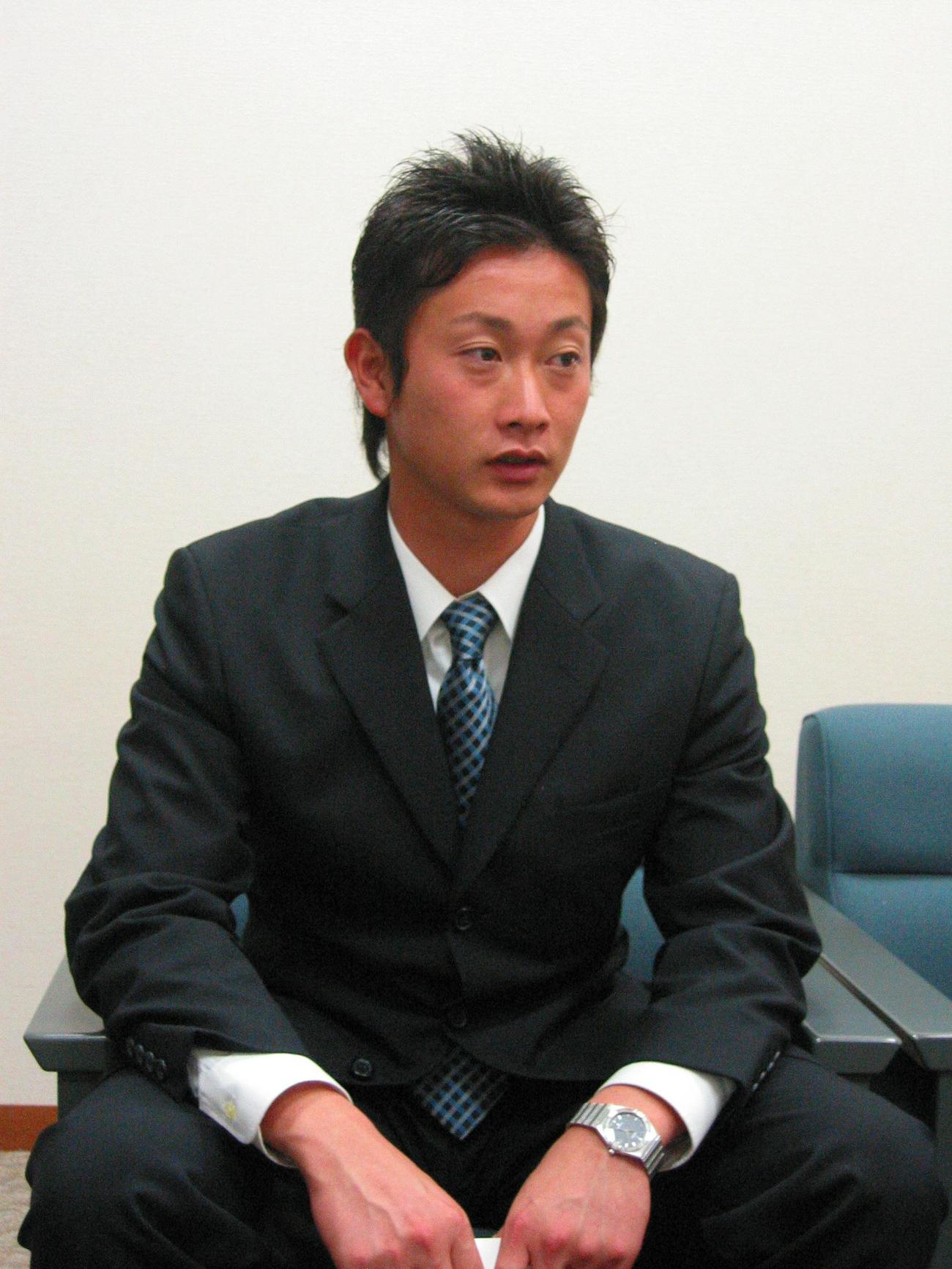 オリックスの指名あいさつを受けたNTT西日本の岸田護（2005年11月28日撮影）