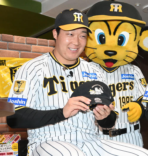 2024新作グッズで自身がデザインした猫の帽子を披露する阪神大山（2024年1月25日撮影）