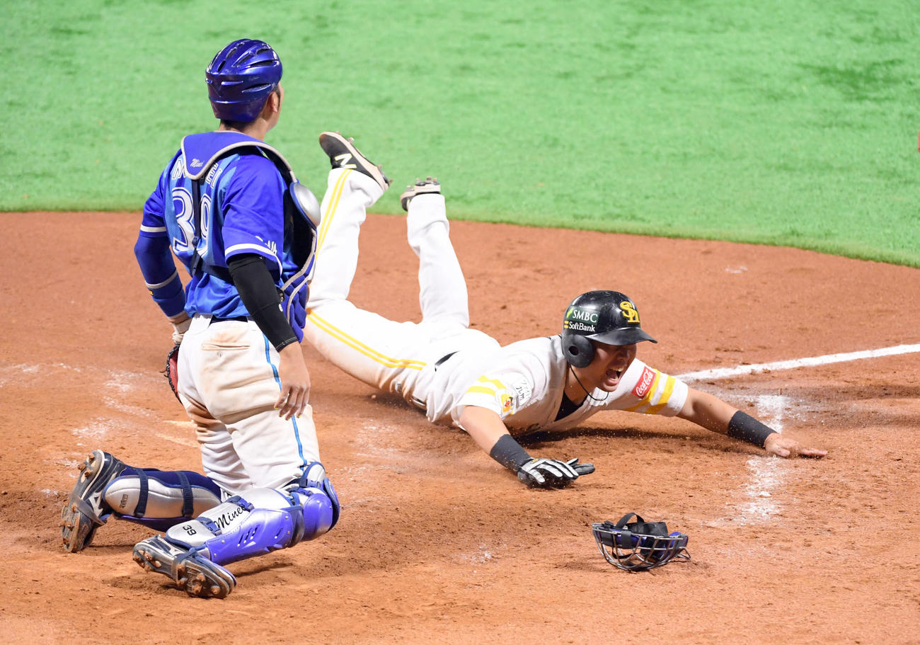 2017年11月4日、日本シリーズ2017・第6戦　ソフトバンク対DeNA　11回裏ソフトバンク2死一、二塁、川島のサヨナラ打でヘッドスライディングする中村晃