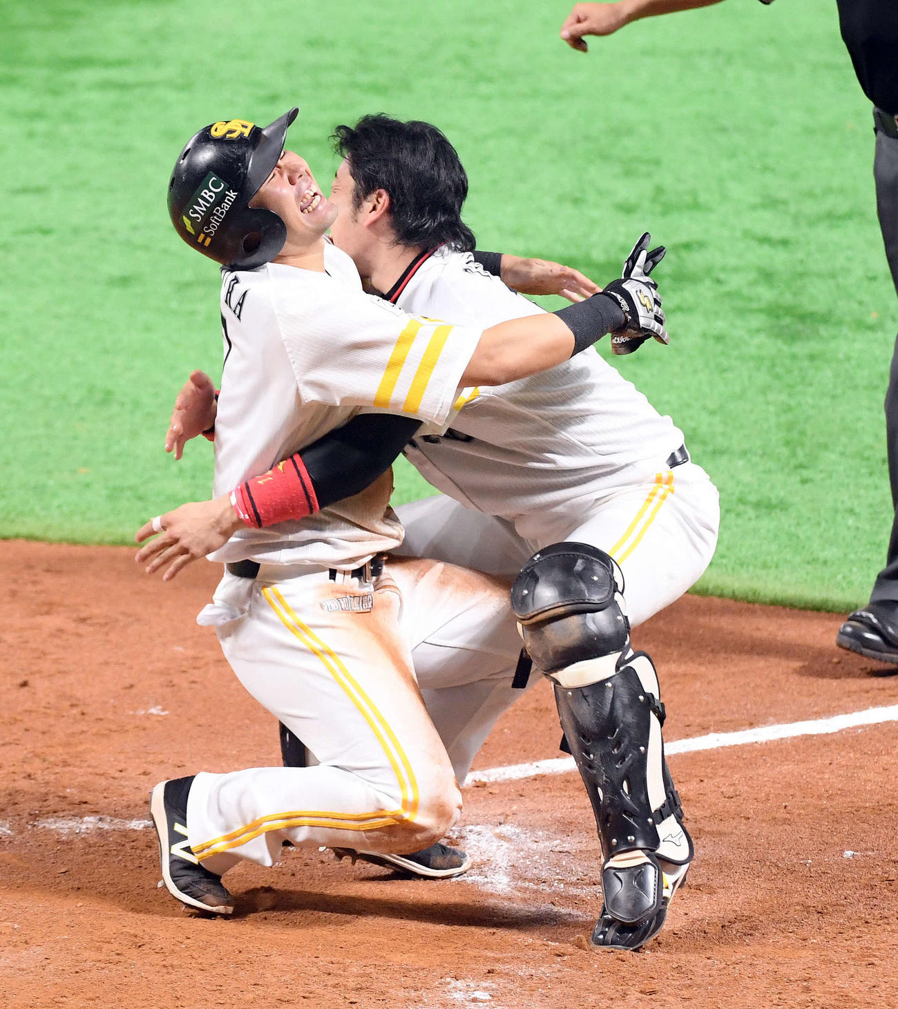 2017年11月4日、日本シリーズ2017・第6戦　ソフトバンク対DeNA 11回裏ソフトバンク2死一、二塁、川島慶三のサヨナラ打で生還した中村晃