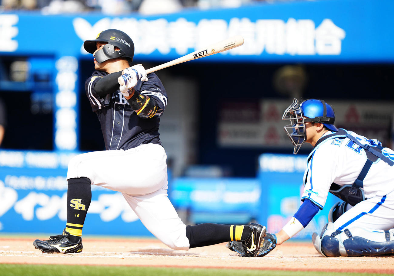 6月8日DeNA戦で2点本塁打を放つ嶺井
