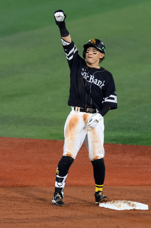 DeNA対ソフトバンク　3回表ソフトバンク1死満塁、牧原は右前打と相手失策で2点を奪いガッツポーズ（撮影・浅見桂子）
