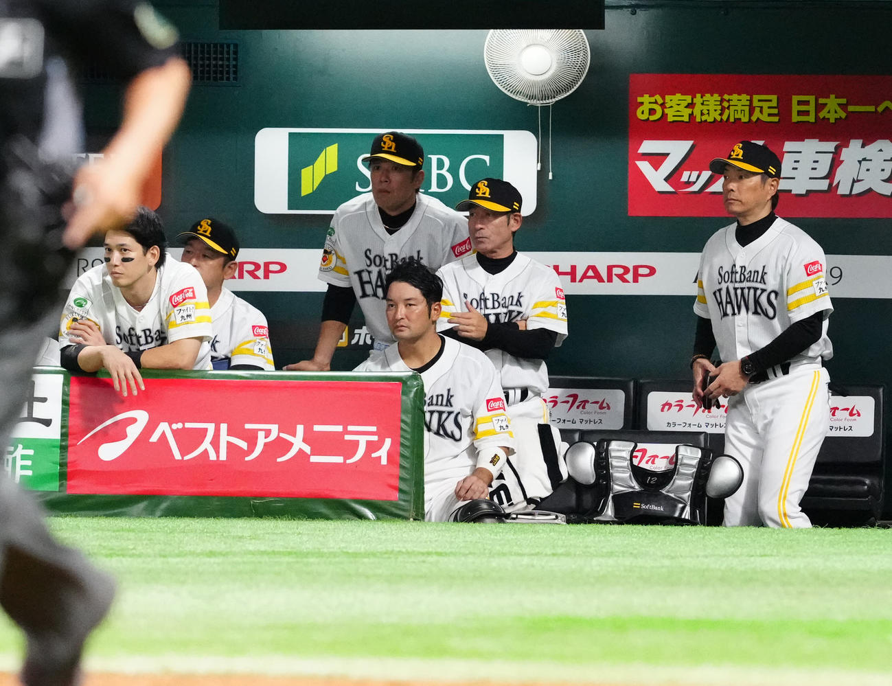 ソフトバンク対DeNA 9回裏ソフトバンク2死、牧原大が中飛に倒れ、ベンチで厳しい表情の小久保監督（右端）ら（撮影・江口和貴）