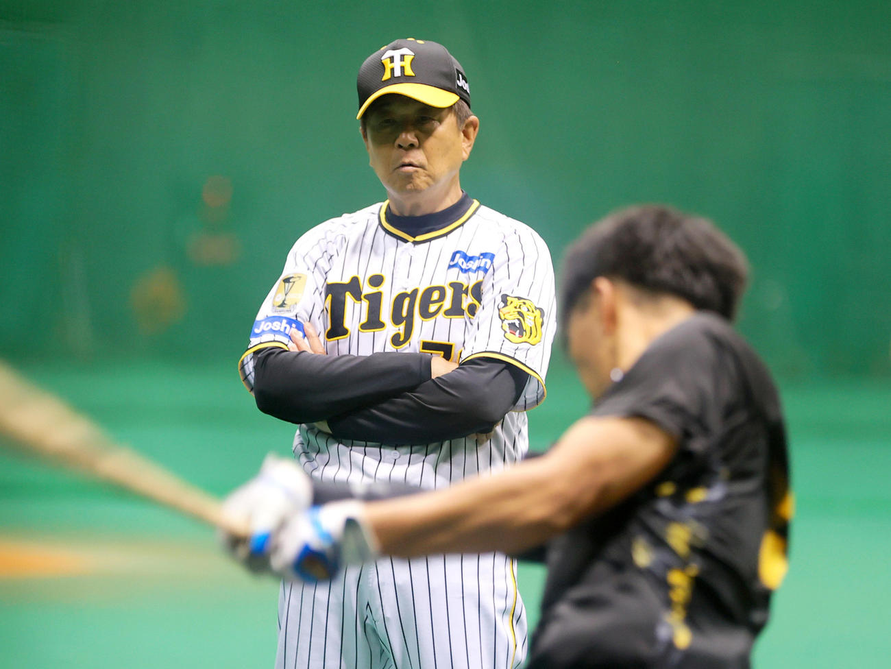 28日、宮崎アイビースタジアムの室内で阪神平田2軍監督は百崎（手前）の打撃を見る