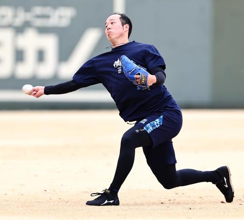 鳴尾浜球場でキャッチボールをする青柳（撮影・上田博志）