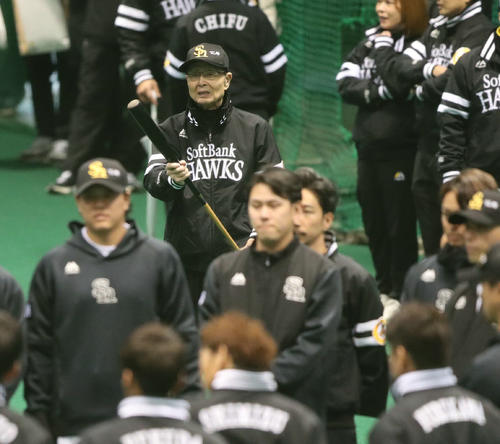 キャンプを見守るソフトバンク王球団会長（撮影・梅根麻紀）