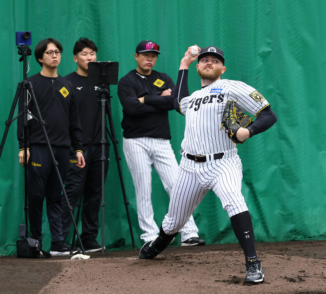 沖縄春季キャンプ初日、ブルペンで投球練習をするビーズリー（2025年2月1日撮影）