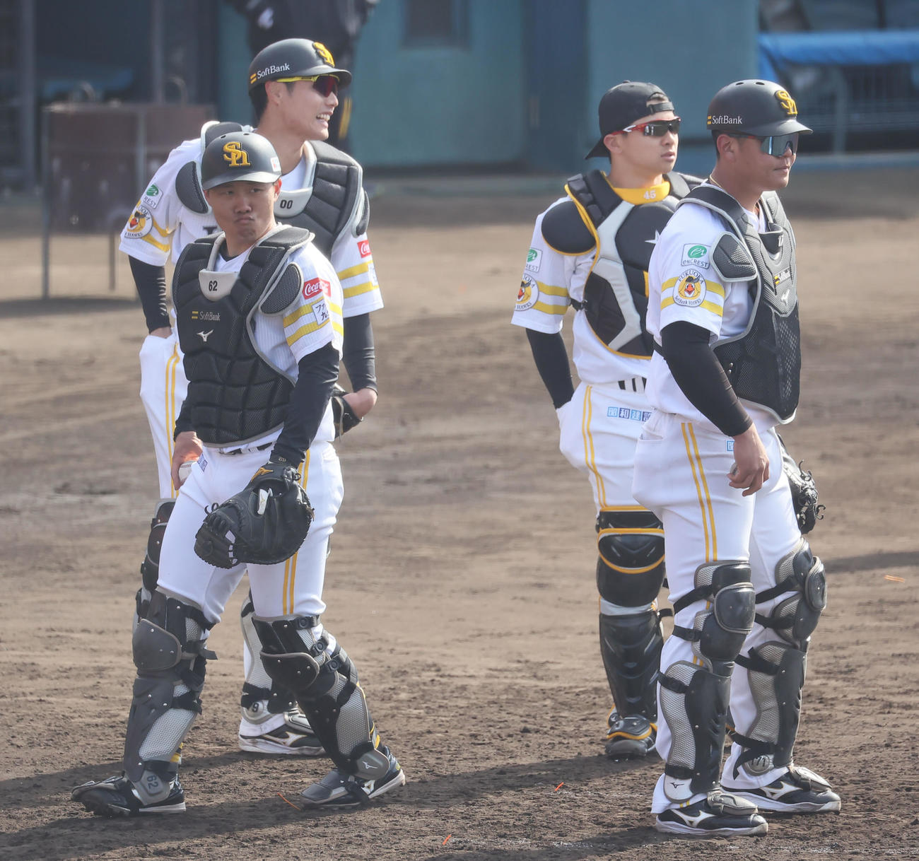 正捕手を名指す左から海野、渡辺、谷川原、盛島（撮影・梅根麻紀）