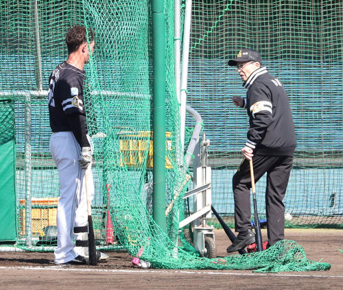 打撃練習を終えたリチャードに声をかける王球団会長（撮影・梅根麻紀）