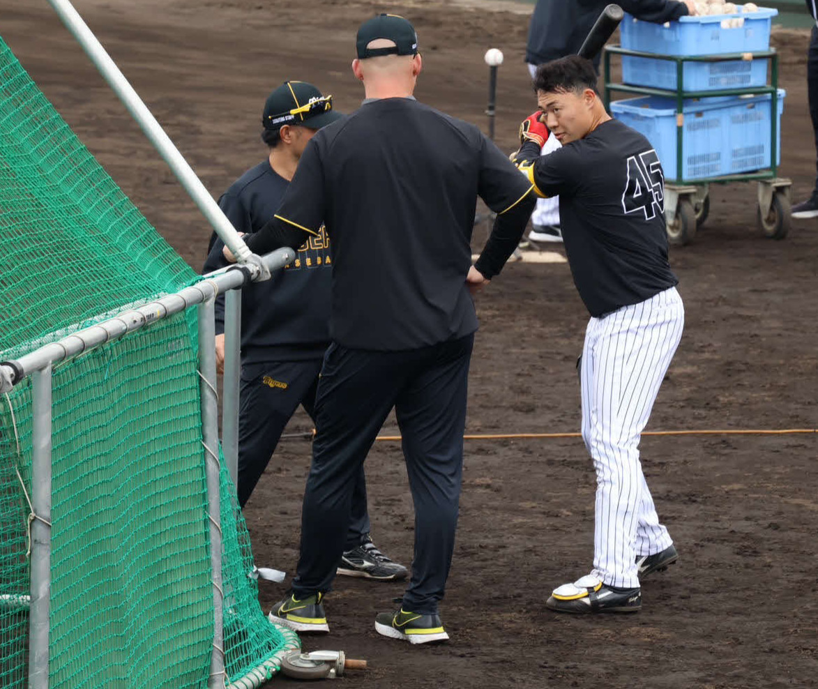 具志川キャンプでサンズ臨時コーチに指導を受ける阪神佐野（2025年2月6日撮影）