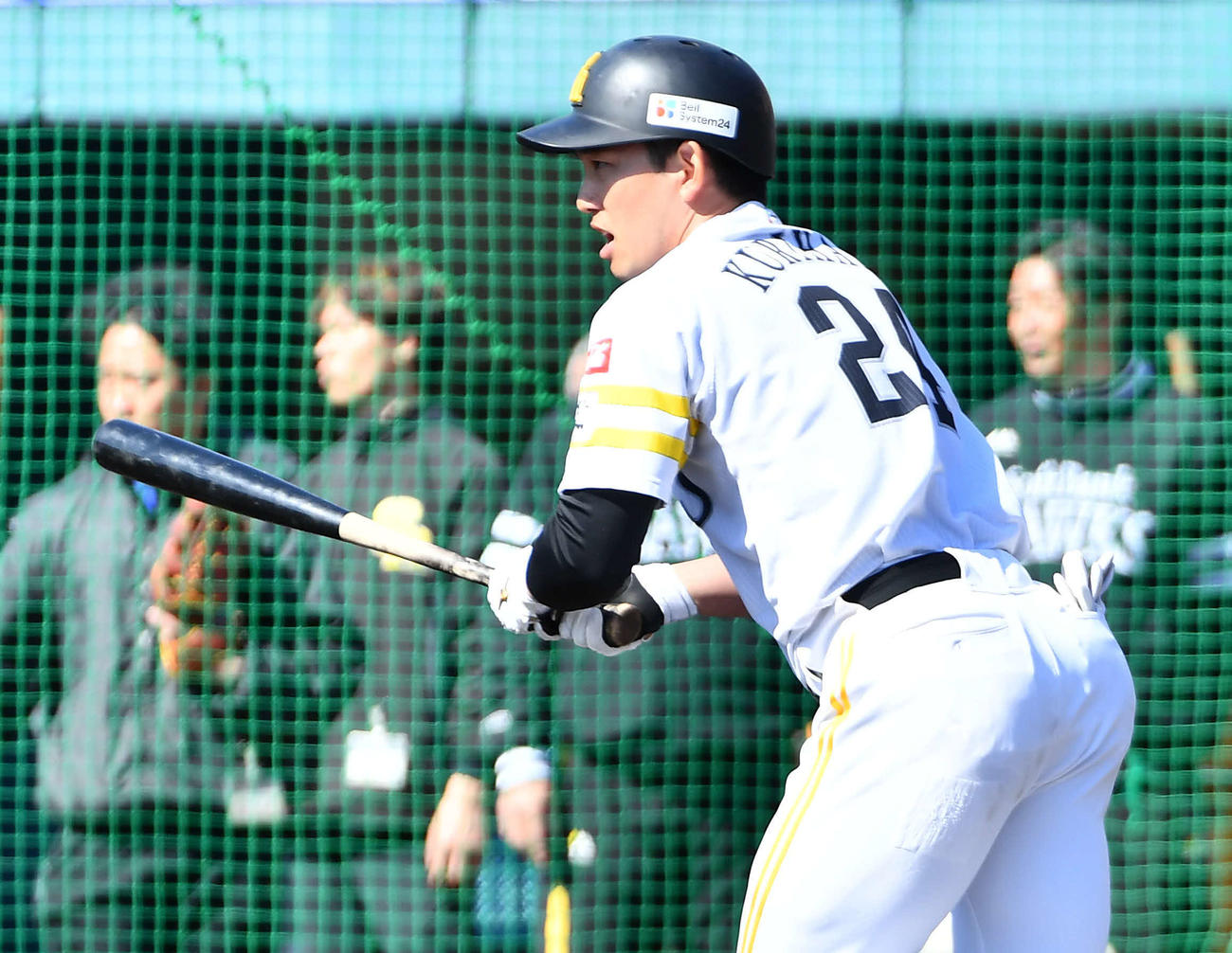 ライブBPで中前打を放ったソフトバンク栗原（撮影・岩下翔太）