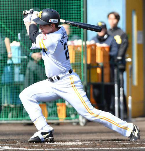 ライブBPで右前安打を放つソフトバンク栗原（撮影・岩下翔太）