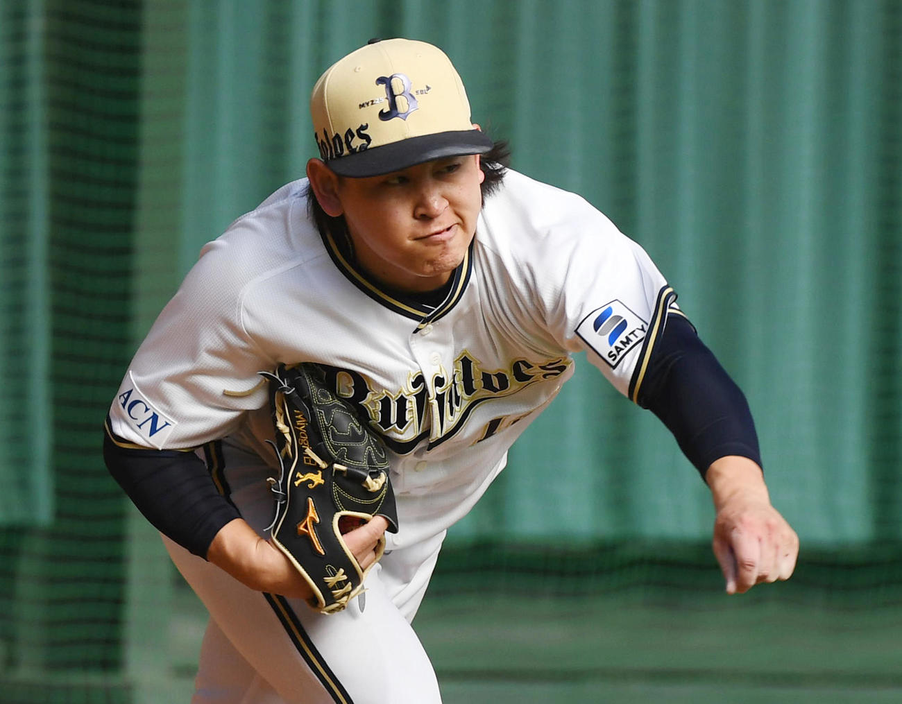9日、ブルペンで投球練習を行うオリックス宮城