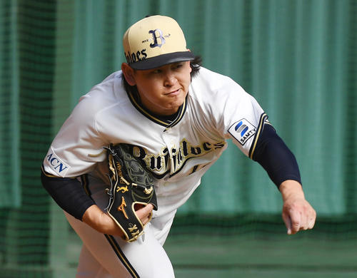 9日、ブルペンで投球練習を行うオリックス宮城