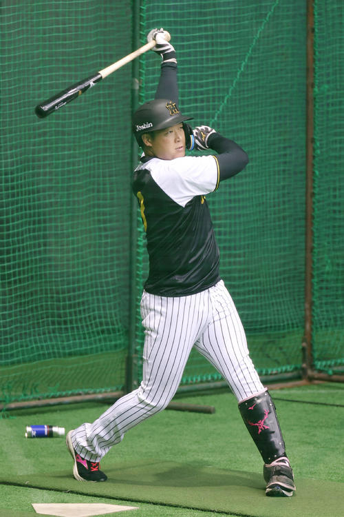 2025年2月21日、室内練習場でフリー打撃を行う阪神大山（撮影・前田充）