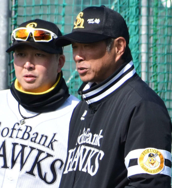 2025年2月13日、C組のシートノックを見つめる小久保監督（右）