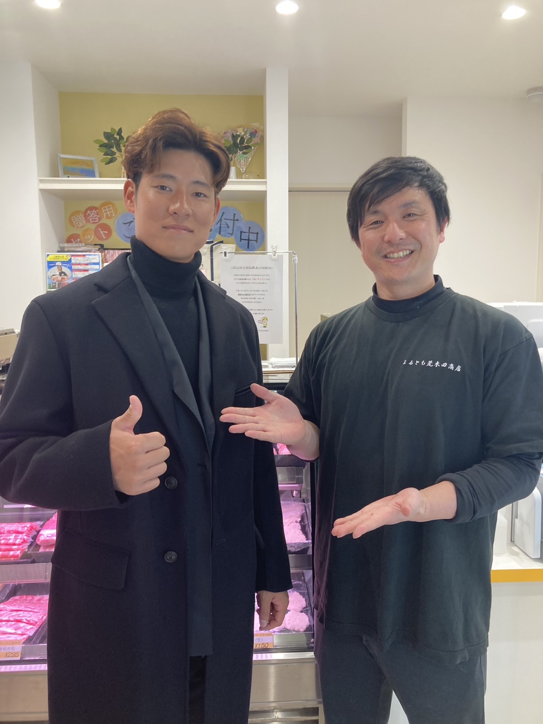 1月に江川智晃さん（右）の精肉店を訪れた中日上林は笑顔で2ショット（2025年1月撮影・江川智晃さん提供）